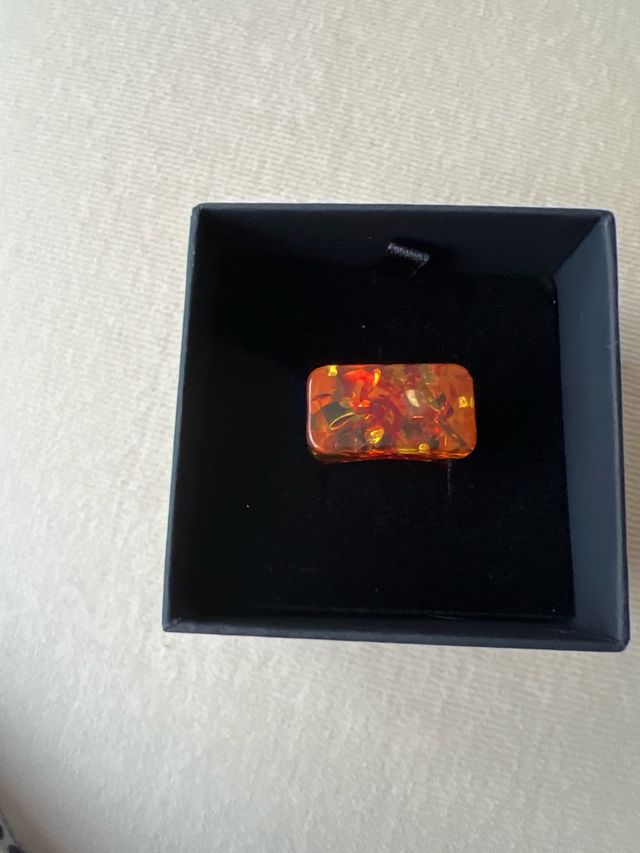 anillos de diferentes colores.