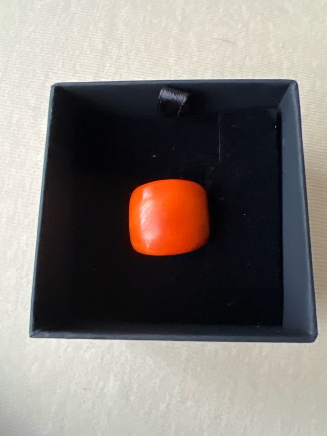 anillos de diferentes colores.