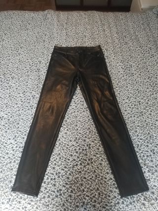 Pantalón de cuero negro.