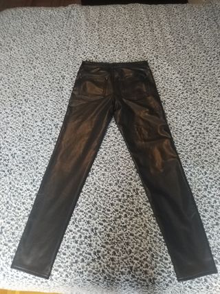 Pantalón de cuero negro.