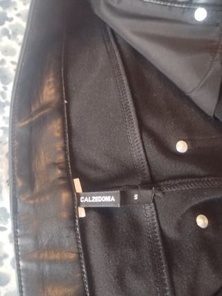 Pantalón de cuero negro.