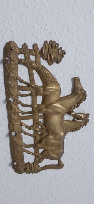 Perchero bronce antiguo. Cuelga llaves inglés.