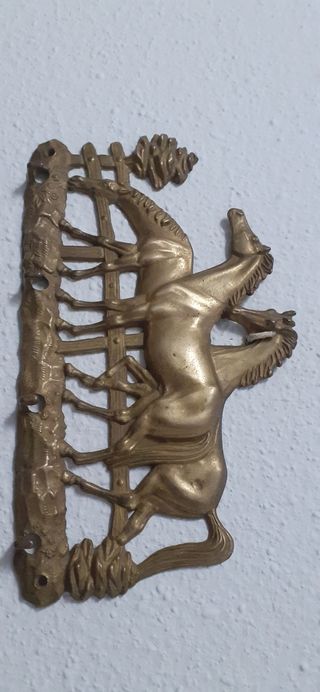 Perchero bronce antiguo. Cuelga llaves inglés.