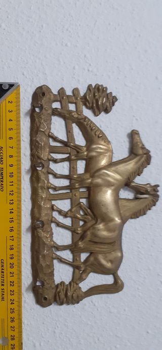Perchero bronce antiguo. Cuelga llaves inglés.