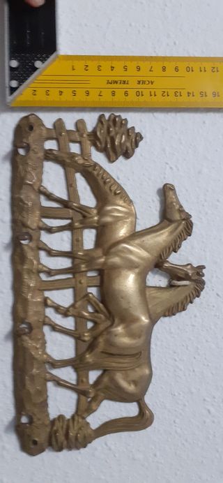 Perchero bronce antiguo. Cuelga llaves inglés.