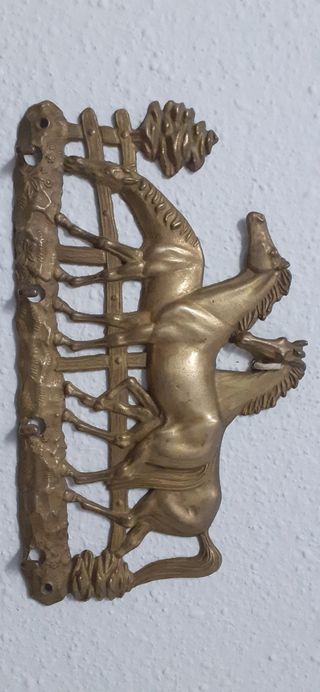 Perchero bronce antiguo. Cuelga llaves inglés.