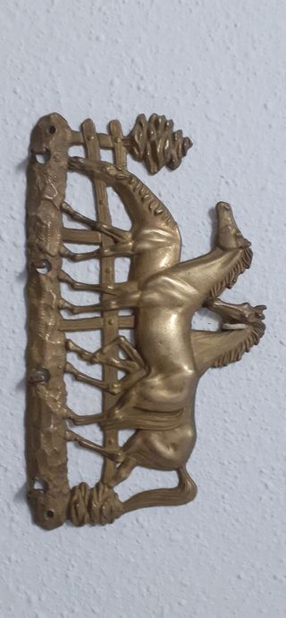 Perchero bronce antiguo. Cuelga llaves inglés.