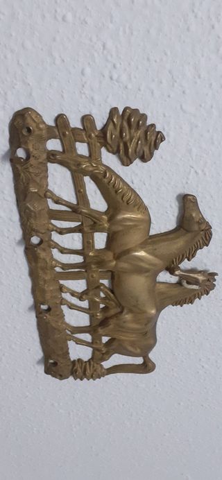 Perchero bronce antiguo. Cuelga llaves inglés.