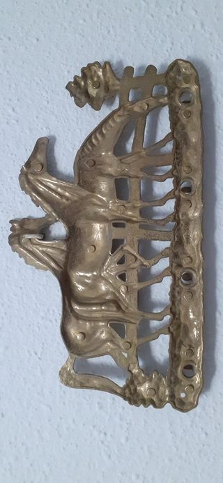 Perchero bronce antiguo. Cuelga llaves inglés.