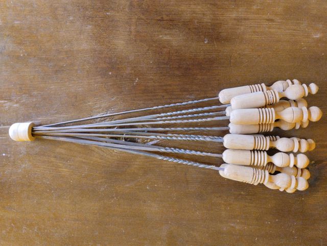 Conjunto de palos de madera y hierro