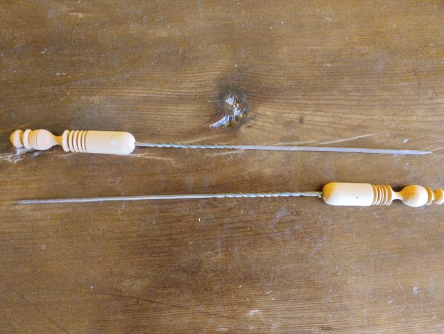 Conjunto de palos de madera y hierro