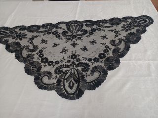 Pañueleta de blonda negra.