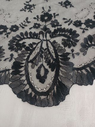 Pañueleta de blonda negra.