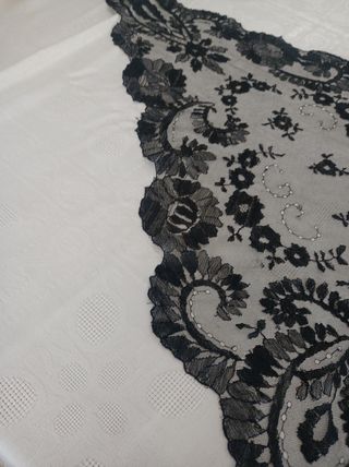 Pañueleta de blonda negra.