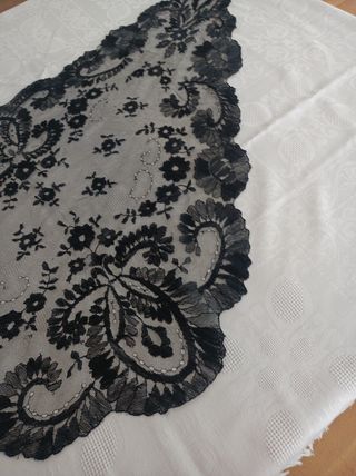 Pañueleta de blonda negra.
