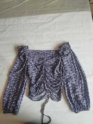 Blusa o camiseta de flores con volantes.