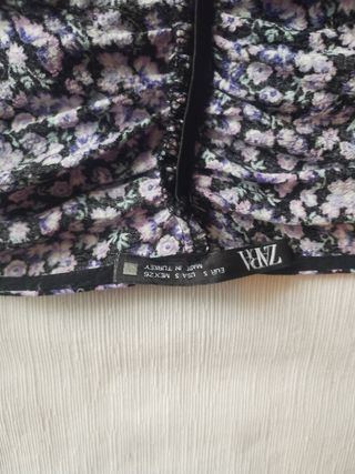 Blusa o camiseta de flores con volantes.