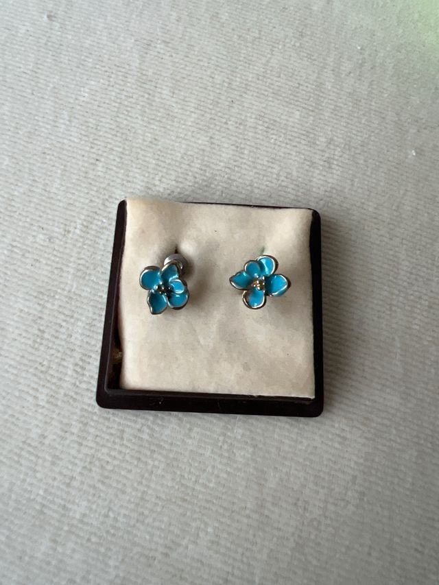 pendienes diferentes colores