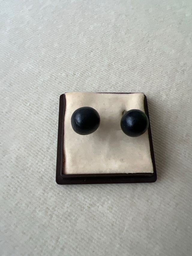 pendienes diferentes colores