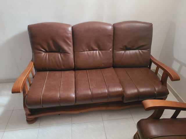 Conjunto de sofa y 2 butacas de cuero