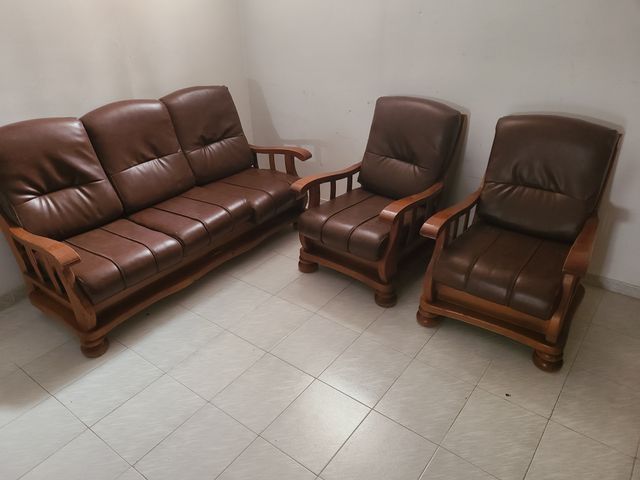 Conjunto de sofa y 2 butacas de cuero