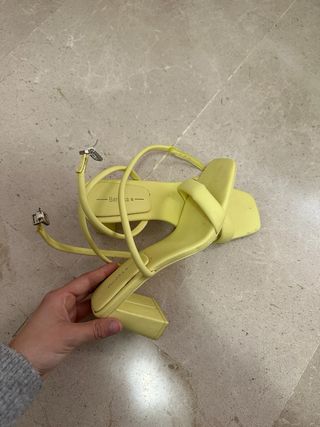 Zapatos amarillos tacón