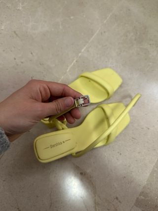 Zapatos amarillos tacón