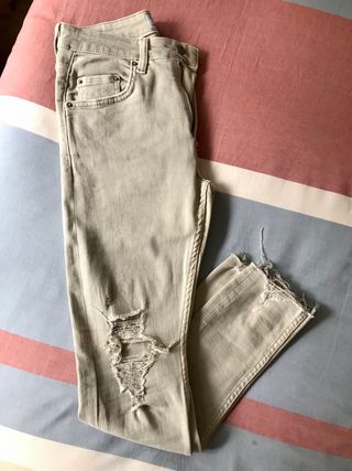 Pantalones elásticos con rotos. BERSHKA