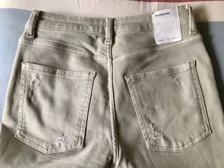 Pantalones elásticos con rotos. BERSHKA