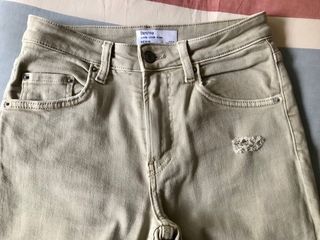 Pantalones elásticos con rotos. BERSHKA