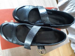 Zapato negro con cuña