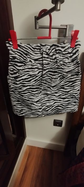 mini falda vaquera blanca y negra Zara