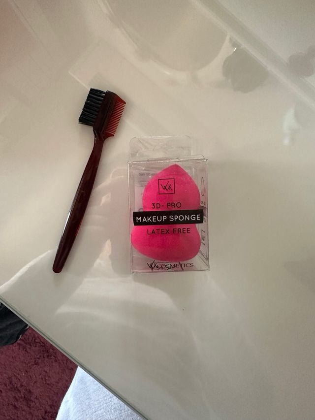 Esponja maquillaje y peine cejas