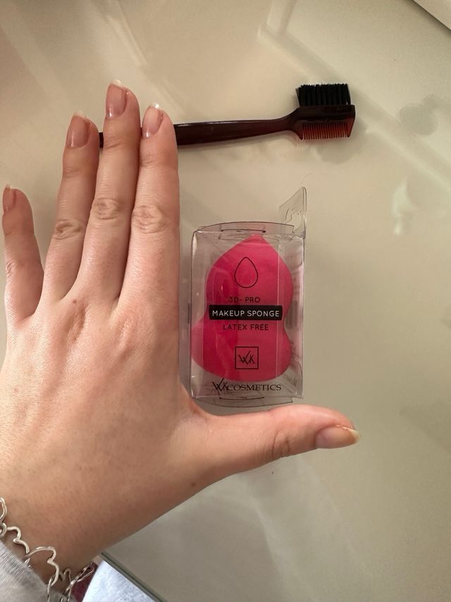 Esponja maquillaje y peine cejas