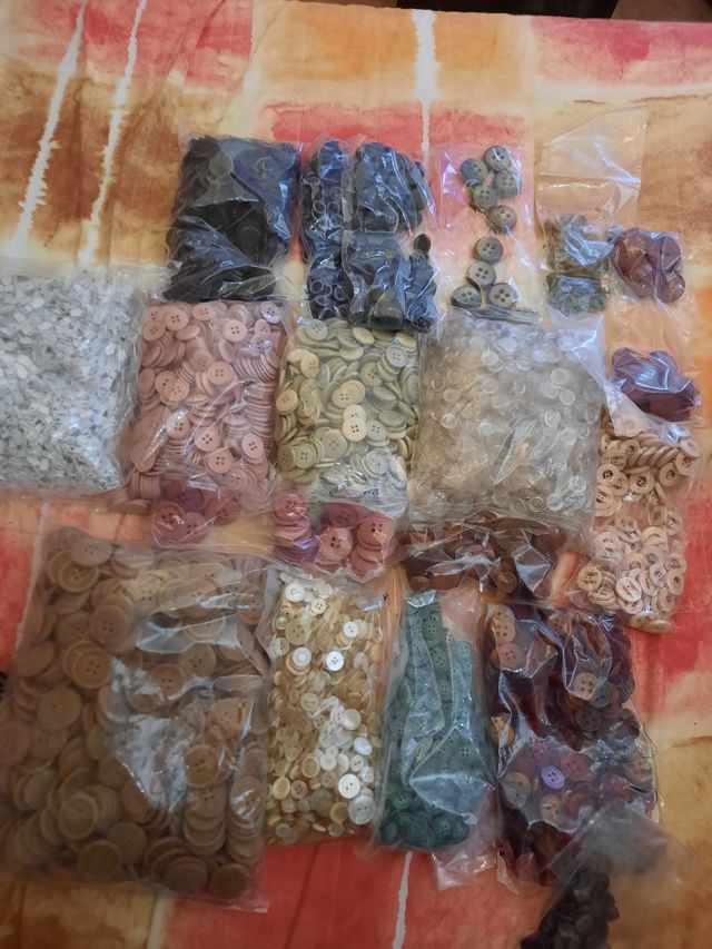 Vari pulsanti e chiusure lampo