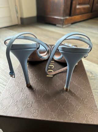 Sandali Gucci azzurro cielo.