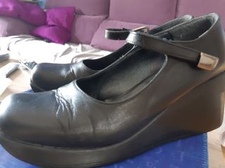 Zapato negro de cuña