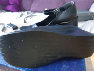 Zapato negro de cuña
