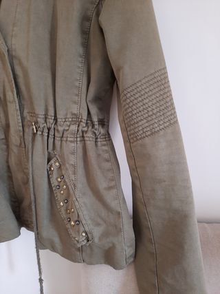 Parka caqui con tachuelas