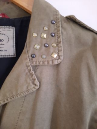 Parka caqui con tachuelas