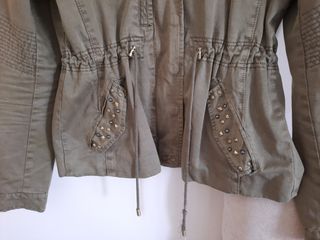 Parka caqui con tachuelas