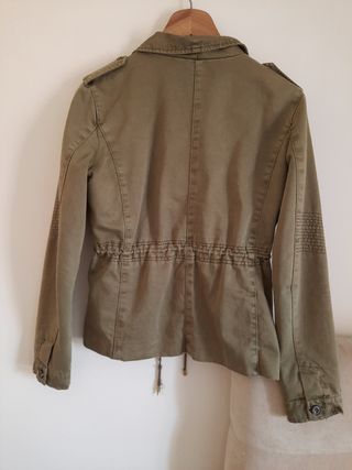 Parka caqui con tachuelas