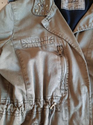 Parka caqui con tachuelas