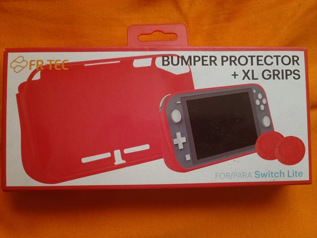 Funda protectora Nintendo Switch Lite con grips.