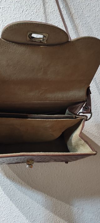 Bolso espacioso de piel 