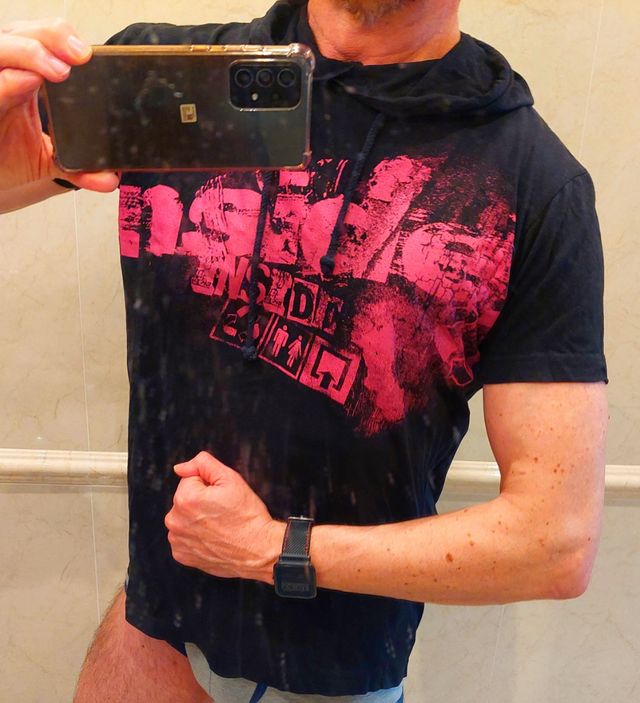 Camiseta con capucha INSIDE