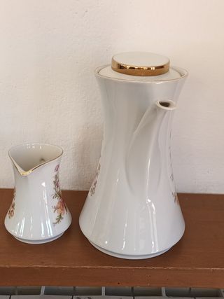 Caffettiera e lattiera romantica