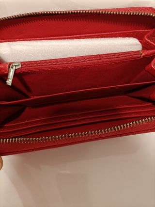 Monedero rojo Stradivarius.