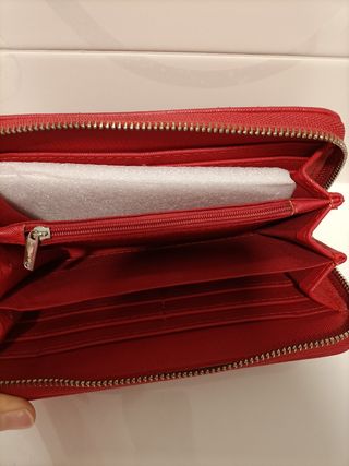 Monedero rojo Stradivarius.