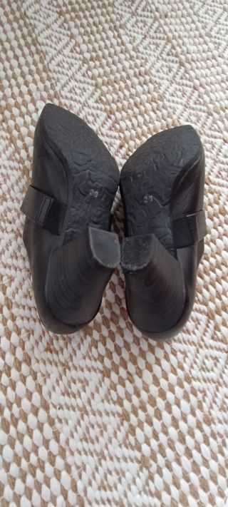 Zapatos negros de tacón ancho